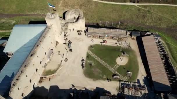 Urzekający Widok Góry Rakveres Zrujnowany Zamek Estonii Szczegółowy Ujęcie Zewnątrz — Wideo stockowe