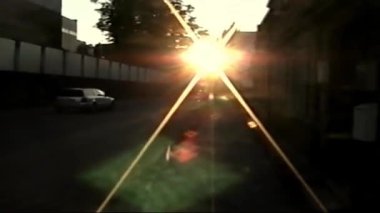 Retro VHS görüntüleri, klasik VHS-C Betacam 'dan tarama. Retro kamera 8 mm. Eski film. Anılar. Retro VHS Bant Efekti Ev Video Konsepti. Yaz titreşimleri, hatıralar, ağaçtan gelen güneş. Gün batımı renkleri.