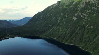 Morskie Oko, Tatras 'ın en büyük gölü, Polonya' daki Tatra Ulusal Parkı 'nda yer alıyor. Rybi Potok Fish Brook Vadisi 'nde, Mieguszowiecki Zirveleri' nin eteklerinde bulundu. Zakopane, Polonya. Yüksek Tatra Dağları