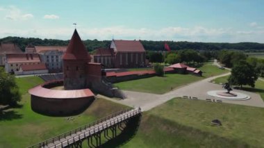 Kaunas kalesi ve Kaunas, Litvanya 'daki güzel yeşil alan. Kaunas 'ın Kaunas Katedrali manzaralı eski kasabası, belediye binası. Kırmızı çatıların havadan görünüşü. Yüksek kalite 4k görüntü