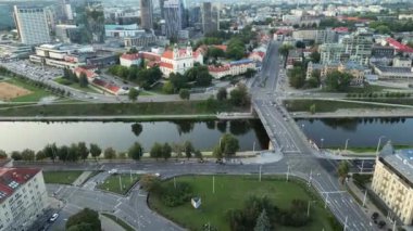 Sıcak ve güzel bir yaz gününde Vilnius Şehri Eski Kasabası. Modern işletme finans bölgesi mimari binaları ve Litvanya, Vilnius 'taki Old Town. Vilnius 'ta eski bir kasaba, Litvanya' nın başkenti..