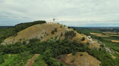 Mikulov Kalesi, Güney Moravya, Çek Cumhuriyeti 'nin Mikulov kasabasında. Mikulov, Çek Cumhuriyeti, Avrupa 'daki Eski Şehir Kalesi ve Toz Kulesi' nin Hava Görüntüsü. Güney Moravya şarap bölgesinin ünlü simgesi