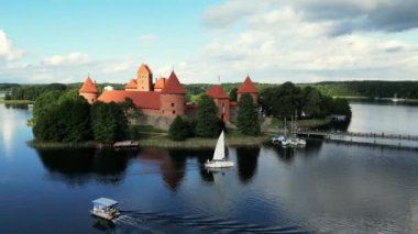 Trakai kalesi: Ortaçağ Gotik Adası kalesi, Galve Gölü, Litvanya. Yazın Trakai kalesi, kalenin yukarısında hava manzarası. Litvanya 'nın en güzel ve en popüler turisti.. 