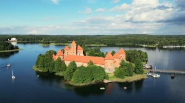 Trakai kalesi: Ortaçağ Gotik Adası kalesi, Galve Gölü, Litvanya. Yazın Trakai kalesi, kalenin yukarısında hava manzarası. Litvanya 'nın en güzel ve en popüler turisti.. 