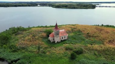 Kostel Sv 'nin hava görüntüsü. Güney Moravya Çek Cumhuriyeti 'ndeki Linharta kilisesi, bir zamanlar önemli olan Musov kasabasından geriye kalan tek yer. İnsan yapımı Vestonice rezervuarının ortasındaki küçük bir adada. 