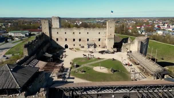 Захватывающий Вид Воздуха Разрушенный Замок Ракверес Вершине Холма Эстонии Детальная — стоковое видео