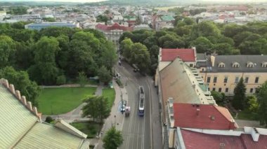Krakow, Polonya. Wawel kraliyet kalesi ve katedrali, Vistula nehri, park ve gezinti alanında yürüyen insanlar. Krakow, Polonya, Eski Şehir 'in hava görüntüsü. Arka planda yavaş hareket eden dönme dolap. 