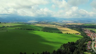 Slovakya 'daki dağlar, tepeler, uçurumlar kayalar, tepeler, manzaralar, yeşil çimenler, gökyüzü. Yeşil Vadi Dağı yaz manzarası, hava manzarası. Yeşil dağ vadisi. Ulusal Park Lisesi Tatra, Slovakya, Avrupa.