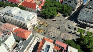 Bratislava 'daki Eski Şehir Sokağındaki Antik Yapılar, Slovakya hava aracı görüntüsü. Bratislava şehri 4K 'da ufuk çizgisi. Arka planda şehir manzarası. Bratislava şehrinin yüksek hava aracı görüntüsü. Yüksek kalite 4k 