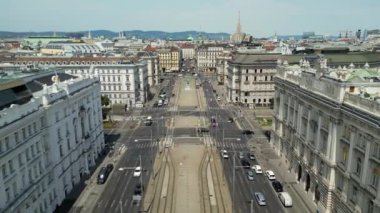 Viyana 'nın havadan görünüşü, ikonik Avrupa başkenti. Tuna Nehri üzerinde uçmak, tarihi şehir merkezini göstermek, HD 'deki eski binalar ve 4K kararlılığı. Wien, Viyana, Avusturya. Seyahat konsepti. Yüksek kalite 4k 