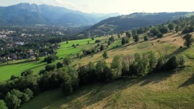Zakopane 'nin nefes kesen hava manzarası yazın Polonya' nın ortasında Tatra dağlarını sersemletiyordu. Doğa meraklıları ve yürüyüşçüleri için sevilen bir yer. Zakopane, kasabanın görkemli yüksek Tatra ile buluştuğu yer.