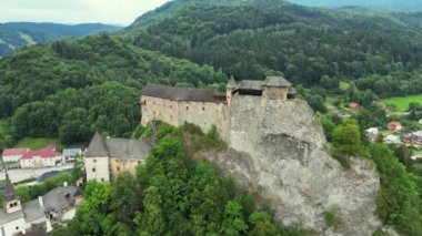 Orava Kalesi - Oravsky Hrad, Oravsky Podzamok, Slovakya. Orava Nehri yakınlarındaki yüksek ve dik uçurumlardaki Ortaçağ Oravsky Hrad kalesi. Güzel bir yaz günü. Yüksek kalite 4k görüntü