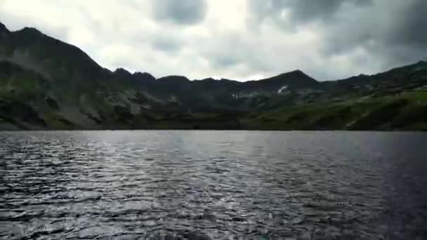Drone Meluncur Rendah Atas Danau Pegunungan Saat Matahari Terbenam Membuka — Stok Video