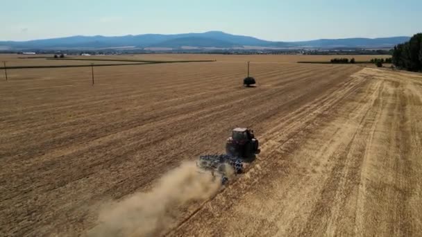 Über Traktor Mit Eggenanlage Auf Ackerboden Geflogen Industrielles Filmmaterial Zum — Stockvideo