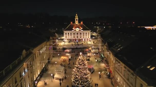 Μια Εκθαμβωτική Χριστουγεννιάτικη Σκηνή Φώτα Αγορές Και Ένα Εορταστικό Καρουσέλ — Αρχείο Βίντεο