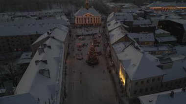 Tartu 'yu keşfedin, Estonya pazarı Mulled Wine ve Noel biraları sunuyor. Atlıkarıncayı, kasaba meydanındaki Estonyalıların Noel pazarını, yerel el sanatlarını ve kış lezzetlerini izleyin. Yüksek kalite 4k görüntü