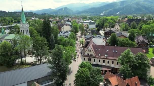 Główna Ulica Zakopanego Pod Tatrami Polsce Miasto Uzdrowiskowe Zakopane Zielone — Wideo stockowe