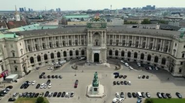 Viyana 'nın büyüleyici gece manzarası: Hava manzaraları şehirleri cezbediyor, ikonik Homburg ve Hofburg saraylarının ışıltısını sergiliyor, Avusturya başkentinin 4K' lık muhteşem bir manzarası. Yüksek kalite 4k görüntü