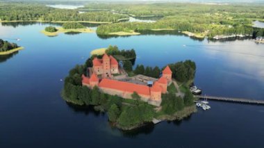Trakai kalesi: Ortaçağ Gotik Adası kalesi, Galve Gölü, Litvanya. Yazın Trakai kalesi, kalenin yukarısında hava manzarası. Litvanya 'nın en güzel ve en popüler turisti.. 