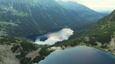 Drone destansı Tatra dağ manzaralarını, sisli ormanları, büyüleyici alp manzaralarını ve sabah güneşinin altında yeşil çayırları yakalar ve bu nefes kesici hava manzarasında büyülü bir hava manzarası oluşturur.. 