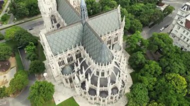 Gündoğumunda Viennas Votivkirche, Avusturya 'daki Halka Caddesi' nin büyüleyici başkenti Votivpark 'ta neo Gotik güzelliği gökyüzünde sergiliyor. Yüksek kalite 4k görüntü