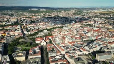 Brno şehrindeki insansız hava aracının panoramik görüntüsü. Çek Cumhuriyeti. Brno şehri. Güney Moravya bölgesi. Brno şehrindeki insansız hava aracının panoramik görüntüsü. Çek Cumhuriyeti. Yüksek kalite 4k görüntü