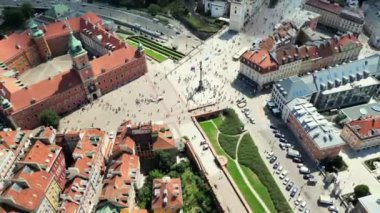 Varşova Eski Şehir ve modern gökdelenler. Polonya 'nın eski Varşova kasabasında eski binalar ve bir kilise. Tarihi binalar, pazar meydanı, katedral ile Warszawa şehir manzarası.