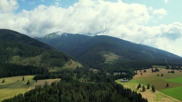 Drones Μαγευτική Πτήση Συλλαμβάνει Tatras Πρωινή Ομίχλη Αποκαλύπτοντας Γραφική Αλπική — Αρχείο Βίντεο