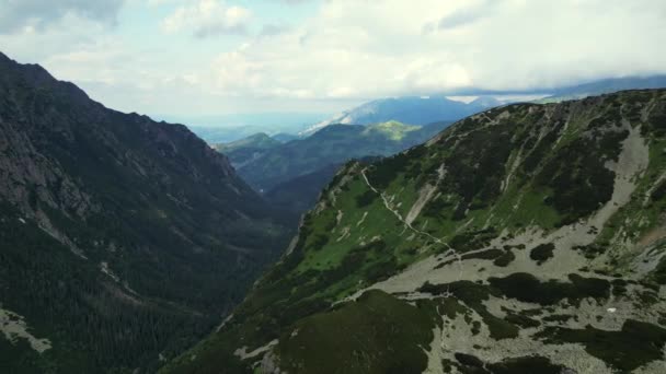 Завораживающие Татры Воздушные Кадры Захватывают Утренний Туман Потрясающие Альпийские Пейзажи — стоковое видео