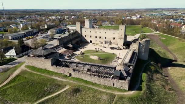 Захватывающий Вид Воздуха Разрушенный Замок Ракверес Вершине Холма Эстонии Детальная — стоковое видео