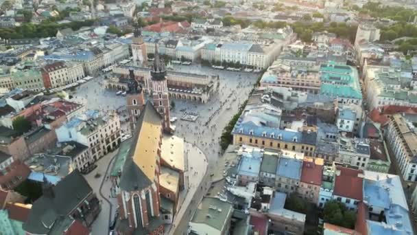 市场广场从上方俯瞰 克拉科夫旧城中心的空中俯瞰 旧城主要市场广场 波兰克拉科夫著名的大教堂圣玛丽大教堂 波兰克拉科夫瓦维尔皇家城堡 — 图库视频影像
