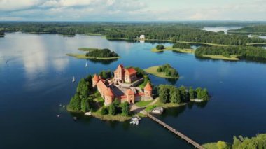 Litvanya 'nın Vilnius bölgesindeki Trakai adasındaki kırmızı tuğlalı kalenin insansız hava aracı görüntüsü. Galve Gölü 'ndeki Trakai kalesi ortaçağ Gotik Adası kalesi. Litvanya 'nın en güzel simgesi.