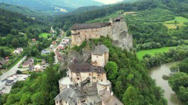 Orava Kalesi - Oravsky Hrad, Oravsky Podzamok, Slovakya. Orava Nehri yakınlarındaki yüksek ve dik uçurumlardaki Ortaçağ Oravsky Hrad kalesi. Güzel bir yaz günü. Yüksek kalite 4k görüntü