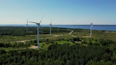 Yel değirmeni parkı yeşil enerjisi İHA görüşü, yel değirmeni rüzgar çiftliği. Büyük pervane rüzgar jeneratörü. Modern yenilenebilir yakıt teknolojileri okyanusun yanında. Yel değirmeni türbinleri yenilenebilir enerji üretiyor.