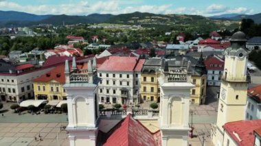 Slovakya 'nın Banska Bystrica şehrinde yaz mevsimi. Slovakya 'nın merkezinde küçük bir ortaçağ kasabası. Slovak Ulusal Meydanı 'nın havadan görüntüsünü aktarın. Yüksek kalite 4k