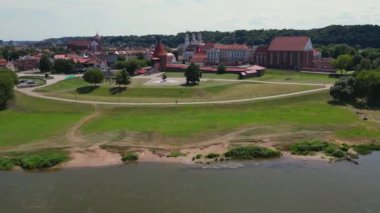 Kaunas şehrinin güzel ufuk çizgisi kilise kuleleri ve Nemunas nehrinin yanında belediye binası olan eski bir kasaba. Kaunas 'ın Kaunas Katedrali manzaralı eski kasabası, belediye binası. Kırmızı çatıların havadan görünüşü.