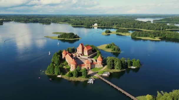 Zdjęcie Lotnicze Średniowiecznego Zamku Czerwonej Cegły Wyspie Miejscowości Trakai Region — Wideo stockowe