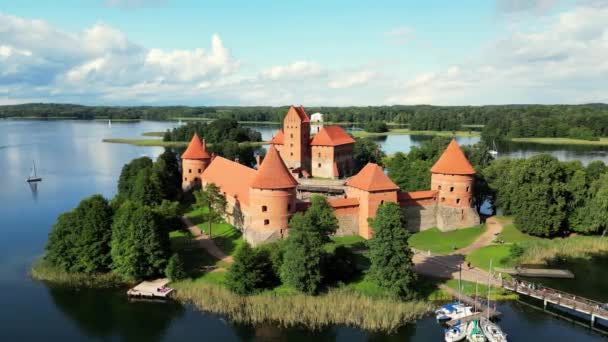 リトアニア ヴィリニュス地方の島にある赤レンガ中世の城の空中ドローンショット ガルヴ湖に位置する中世ゴシック島の城 最も美しいリトアニアのランドマーク — ストック動画