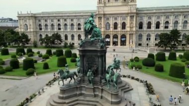 Viyana 'daki İmparatoriçe Maria Theresia Anıtı. Maria-Theresia Anıtı Maria-Theresien-Platz 'da. Avusturya 'nın Viyana kenti yakınlarında park ve heykelleri bulunan ünlü Doğal Tarih Müzesi. 