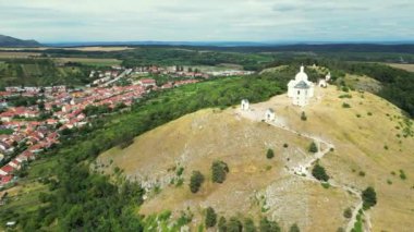 Mikulov Kalesi, Güney Moravya, Çek Cumhuriyeti 'nin Mikulov kasabasında. Mikulov, Çek Cumhuriyeti, Avrupa 'daki Eski Şehir Kalesi ve Toz Kulesi' nin Hava Görüntüsü. Güney Moravya şarap bölgesinin ünlü simgesi