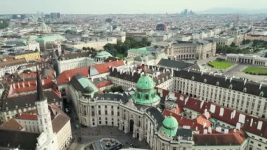 Avusturya, Viyana 'daki Hofburg Sarayı' ndan İHA uçuşu. 2024 yazında. Viyana üzerinde uçuş. Hofburg İmparatorluk Sarayı 'nın havadan görünüşü ve Savoy Prensi Eugene' in heykeli. Yüksek kalite 4k 