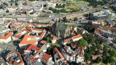 Brno şehrindeki insansız hava aracının panoramik görüntüsü. Çek Cumhuriyeti. Brno şehri. Güney Moravya bölgesi. Brno şehrindeki insansız hava aracının panoramik görüntüsü. Çek Cumhuriyeti. Yüksek kalite 4k görüntü