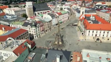 Olomouc, Çek Cumhuriyeti. Avrupa Mimarisi. Avrupa 'daki Güneşli Bulutlu Gün' ün simgeleri. Tarihi şehir Olomouc, insansız hava aracı manzaralı. Gotik kilise, belediye binası Olomouc Saint Wenceslas Katedrali
