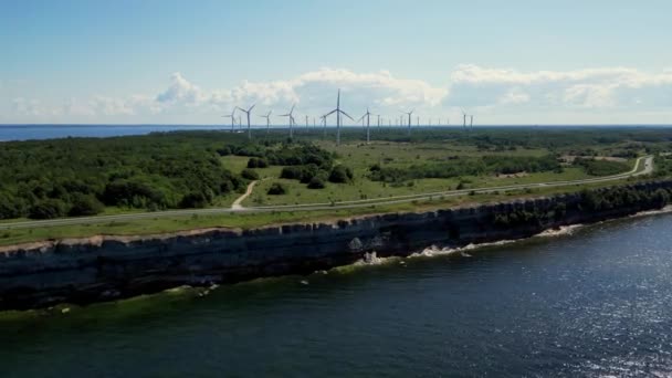 ドローンビュー 風車の風力発電所からの風車公園の緑エネルギー 大型ローター風力発電機 海に隣接する近代的な再生可能燃料技術 再生可能エネルギーを生み出す風車タービン — ストック動画
