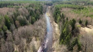 Kano sporu, bir tür kürek sporu, nehirde giden çift kanoyu takip etmek. Hava aracı kuşları, takım tarafından işletilen spor kanolarının görüntülerini izliyorlar. Spor kanosu, sakin sularda kürek çeken bir ekip elemanı.
