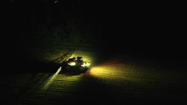 Nachtoogst Luchtfoto Vangt Gecombineerde Oogstmachine Ijverig Werken Het Verlichten Van — Stockvideo