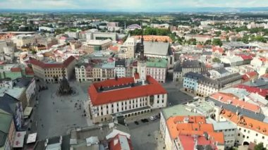Olomouc, Çek Cumhuriyeti. Avrupa Mimarisi. Avrupa 'daki Güneşli Bulutlu Gün' ün simgeleri. Tarihi şehir Olomouc, insansız hava aracı manzaralı. Gotik kilise, belediye binası Olomouc Saint Wenceslas Katedrali