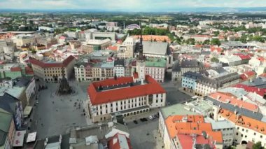 Olomouc, Çek Cumhuriyeti. Avrupa Mimarisi. Avrupa 'daki Güneşli Bulutlu Gün' ün simgeleri. Tarihi şehir Olomouc, insansız hava aracı manzaralı. Gotik kilise, belediye binası Olomouc Saint Wenceslas Katedrali