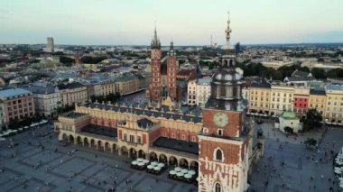 Yukarıdan Market Meydanı, Krakow 'daki eski şehir merkezi manzarası. Old Town Ana Pazar Meydanı. Krakow Polonya 'daki ünlü Saint Mary Bazilikası. Wawel Kraliyet Kalesi, Krakow, Polonya.