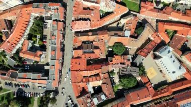 Vilnius Katedrali 'nin Görünür Arkaplanı ile Karşıdan Karşıya Geçenler. Katedral meydanı, eski kırmızı çatılar. Litvanya 'nın başkenti Vilnius' taki Eski Şehir 'in havadan görünüşü. Eski şehir, aydınlık gündüz vakti. 